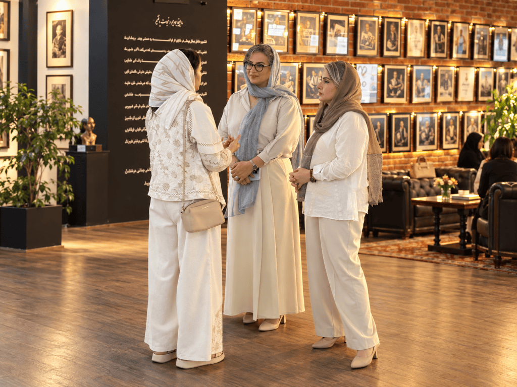 گفت‌وگوی مدیران مؤسسه با یکی از حاضران در یک رویداد فرهنگی و نمایش آثار هنری زنان