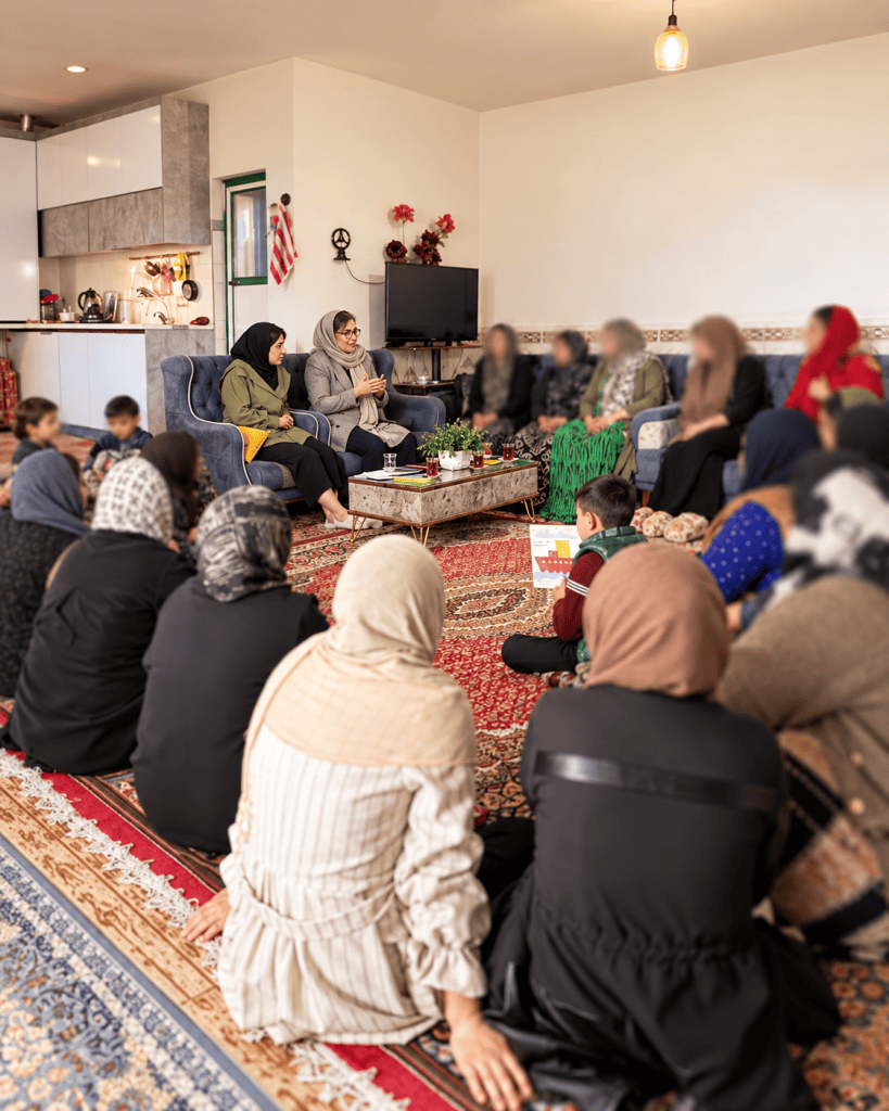 نشست آموزشی و گفت‌وگوی گروهی زنان و کودکان در یک فضای خانگی برای تقویت آگاهی و مهارت‌های زندگی