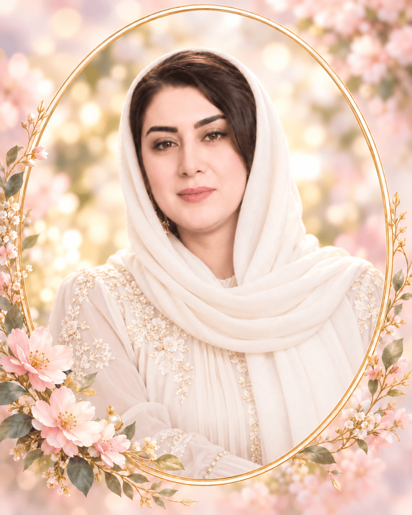 پرتره سمیه یزدان، مدیر اداری مؤسسه خیریه مهر شمس آفرید، با شال کرم در قاب گل‌آرایی صورتی و طلایی